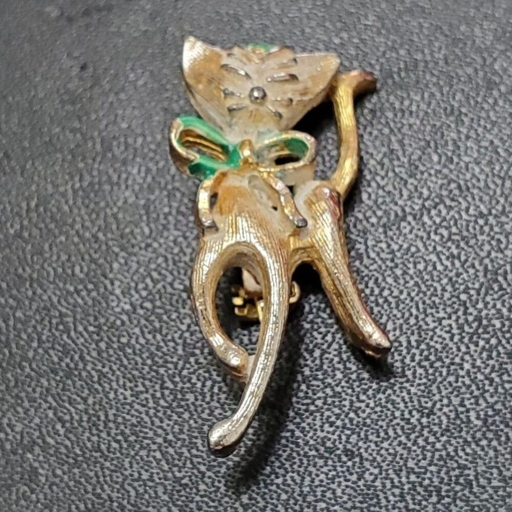 Gerry's vintage gold tone kitty with bow brooch